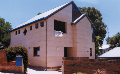 Uma fotografia de uma casa construída utilizando paredes de terra batida.