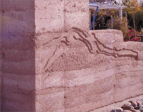 Uma fotografia de grande plano de um edifício concluído construído com terra emparedada.